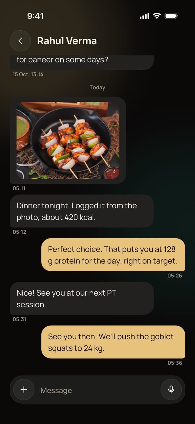 Chat in Trainaq Coach: a client shares a dinner photo logged at about 420 kcal, and the coach replies that it puts them on their protein target for the day